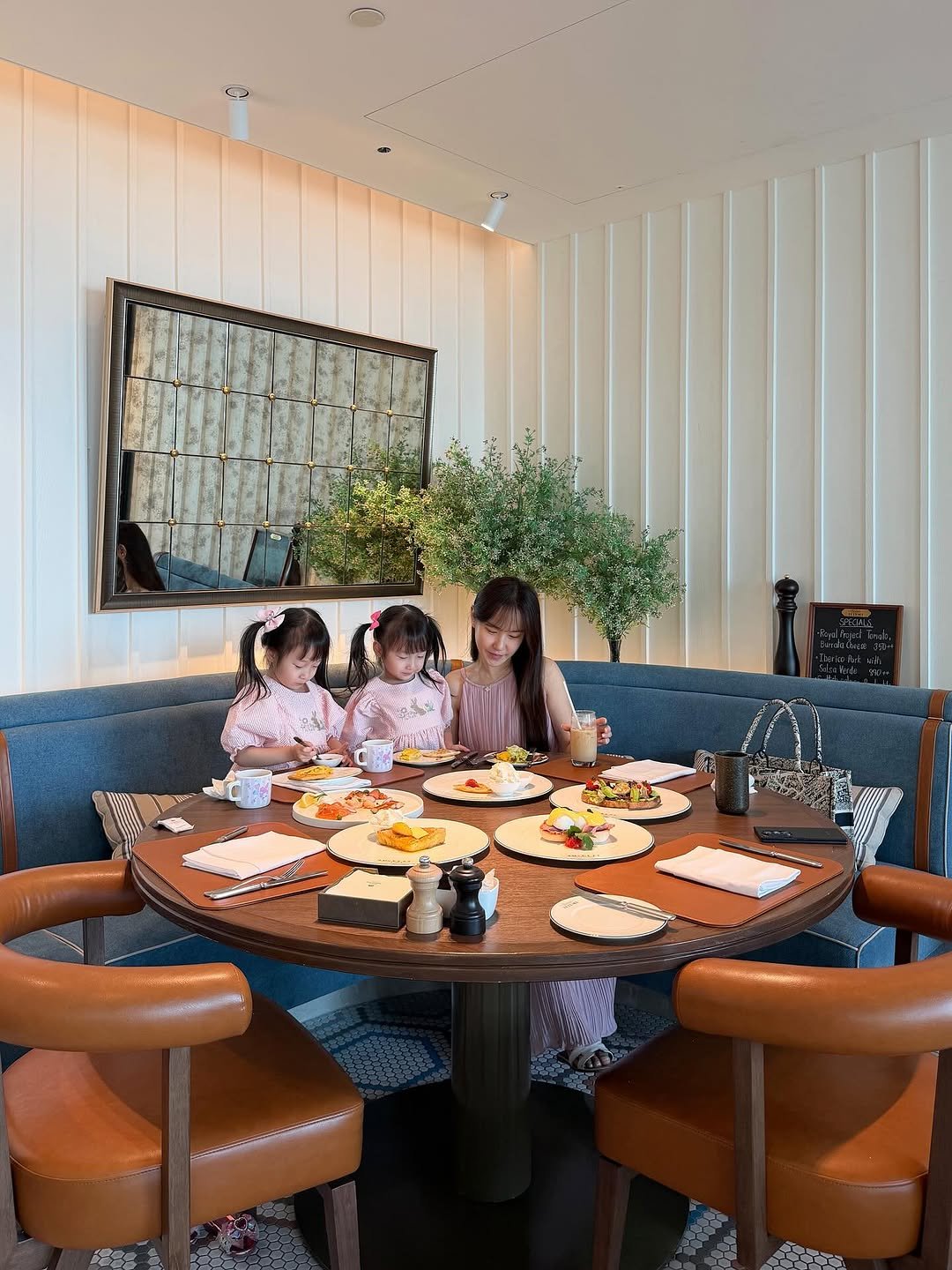 Photo by ᴇ ʟ ʟ ᴇ ɴ 🇰🇷🇨🇦 on January 18, 2026. May be an image of dining table and text.