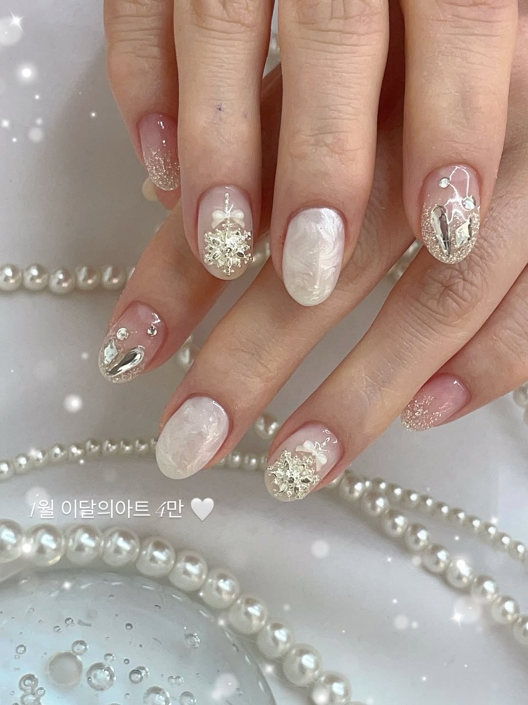 Photo by 수원네일 | 수원역네일 | 수원역 본점 • CHANAIL 샤네일🤎 in 수원역 로데오거리. May be an image of one or more people, fingernails and text that says '1월 이달의아트 시만'.