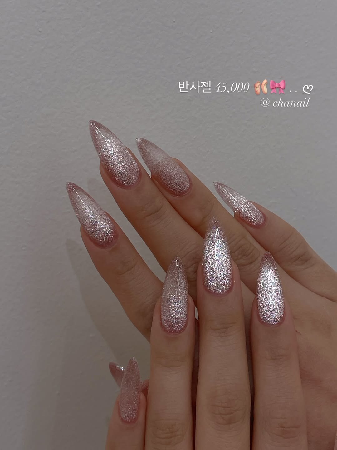 Photo by 수원네일 | 수원역네일 | 수원역 본점 • CHANAIL 샤네일🤎 in 수원역 로데오거리. May be an image of one or more people, fingernails and text.