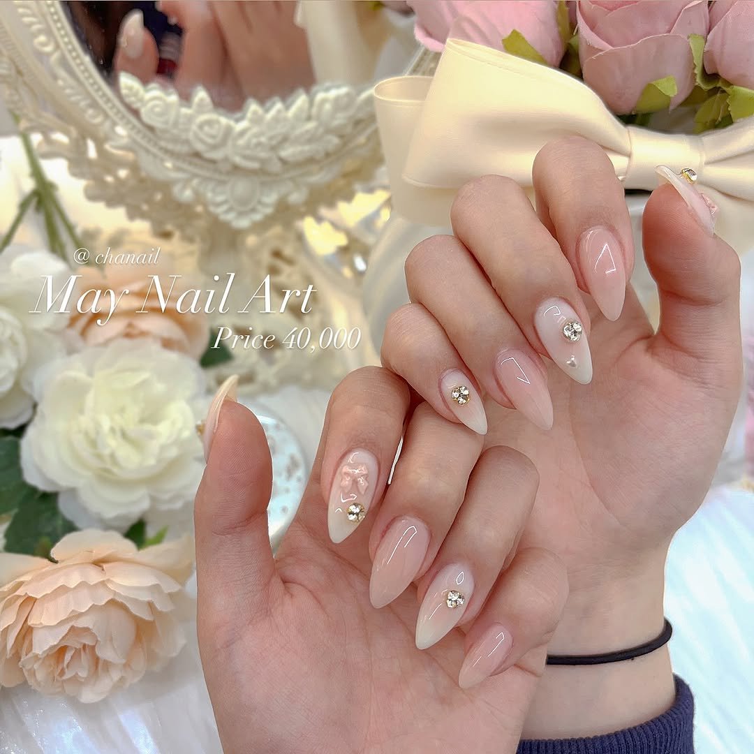 Photo by 수원네일 | 수원역네일 | 수원역 본점 • CHANAIL 샤네일🤎 in 수원역 로데오거리. May be an image of one or more people, fingernails and text that says '@chanail May Vail May-Nail NailAri Art Price40,000 40,000 Price 5 G 生'.