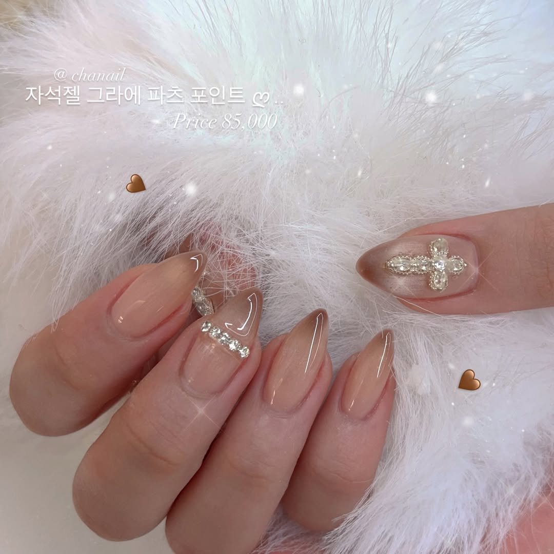 Photo by 수원네일 | 수원역네일 | 수원역 본점 • CHANAIL 샤네일🤎 in 수원역 로데오거리. May be an image of one or more people, fingernails and text.