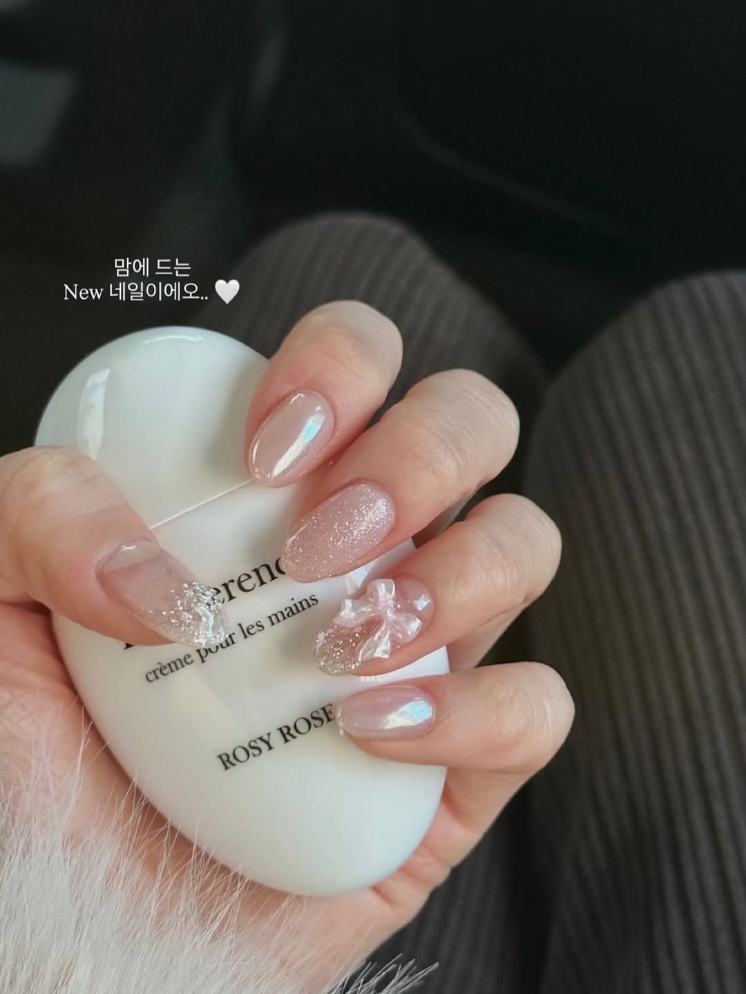 Photo by 수원네일 | 수원역네일 | 수원역 본점 • CHANAIL 샤네일🤎 in 수원역 로데오거리. May be an image of ‎one or more people, fingernails and ‎text that says '‎맘에 맘에드는 드는 New 네일이에오.. renc mains puur les crème ROSI ROSE و ROSY‎'‎‎.