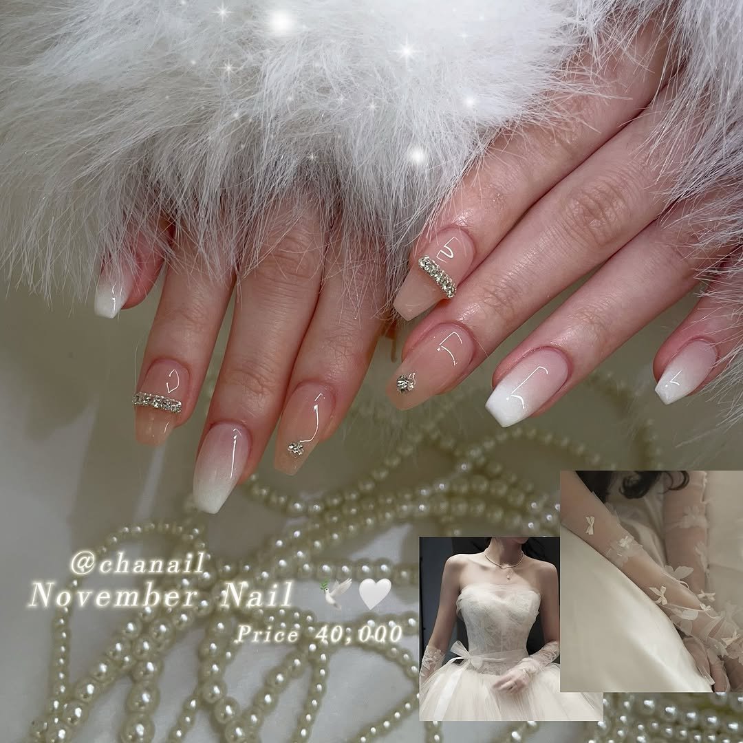 Photo by 수원네일 | 수원역네일 | 수원역 본점 • CHANAIL 샤네일🤎 in 수원역 로데오거리. May be an image of one or more people, fingernails and text that says '.주4~ SN 公 @chanail November. Nail Price 40; Price40:000 40; 40;000 000°'.