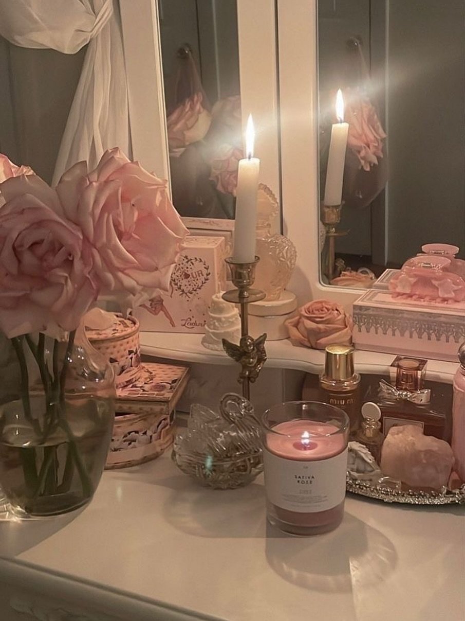 Photo by 수원네일 | 수원역네일 | 수원역 본점 • CHANAIL 샤네일🤎 in 수원역 로데오거리. May be an image of sink, candle holder, candle, mirror and text.