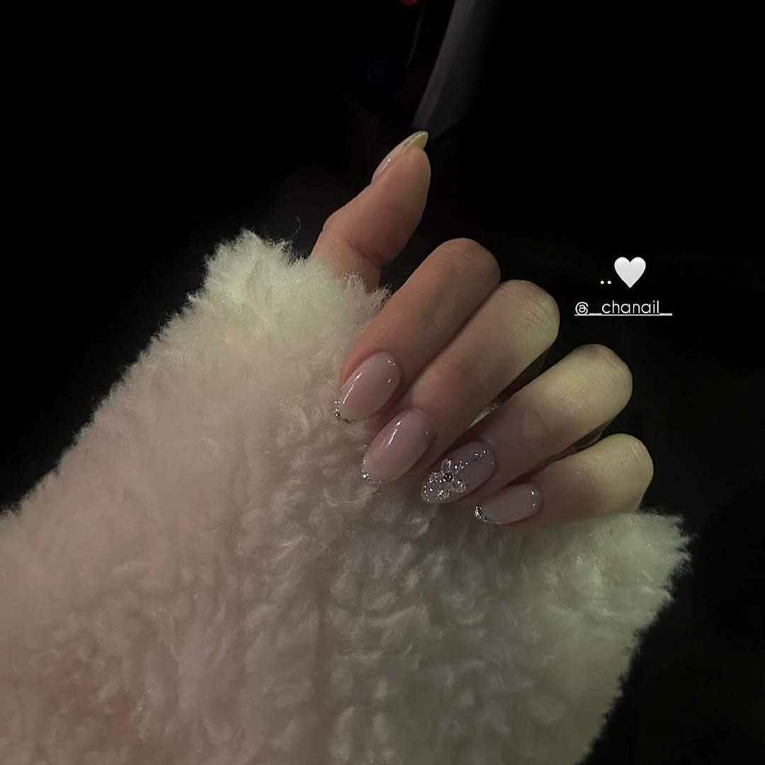 Photo by 수원네일 | 수원역네일 | 수원역 본점 • CHANAIL 샤네일🤎 in 수원역 로데오거리. May be an image of one or more people, fingernails and text.