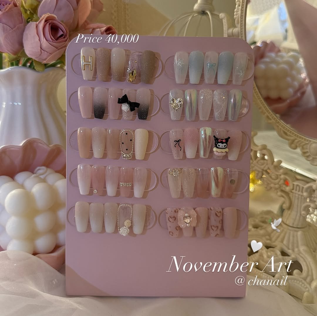 Photo by 수원네일 | 수원역네일 | 수원역 본점 • CHANAIL 샤네일🤎 on October 29, 2025. May be an image of one or more people, fingernails and text that says 'Price 40, Price40,000 40,000 000 0N0 김산장 α00PανΗ November Art @ chanail'.