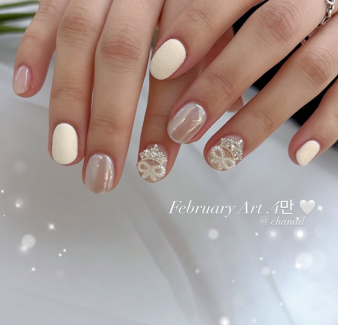 Photo by 수원네일 | 수원역네일 | 수원역 본점 • CHANAIL 샤네일🤎 in 수원역 로데오거리. May be an image of one or more people, fingernails and text that says 'February .. Art.4만 Art. 4만 @ chanail'.