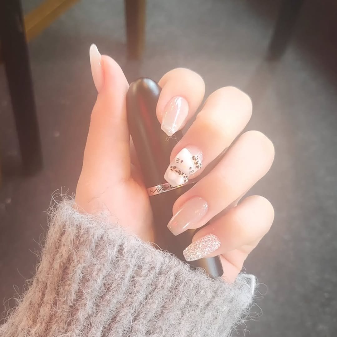 Photo by 수원네일 | 수원역네일 | 수원역 본점 • CHANAIL 샤네일🤎 in 수원역 로데오거리. May be an image of one or more people, fingernails and text.