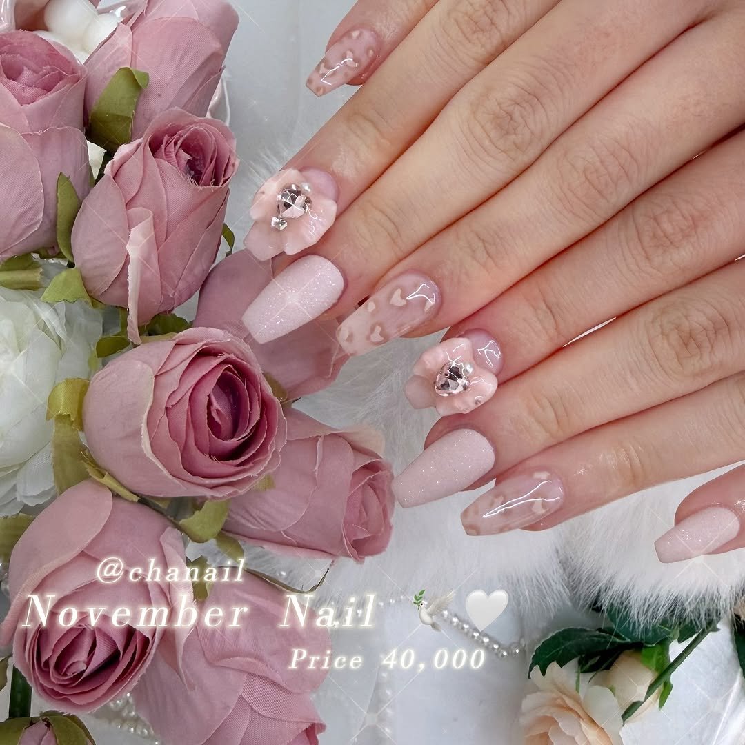 Photo by 수원네일 | 수원역네일 | 수원역 본점 • CHANAIL 샤네일🤎 in 수원역 로데오거리. May be an image of one or more people, fingernails, rose and text that says 'RO @chanail anai November Nail Price 40,000 40, 000'.