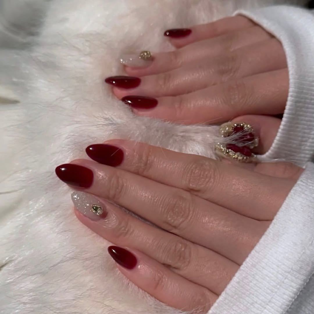 Photo by 수원네일 | 수원역네일 | 수원역 본점 • CHANAIL 샤네일🤎 in 수원역 로데오거리. May be an image of one or more people, fingernails and text.