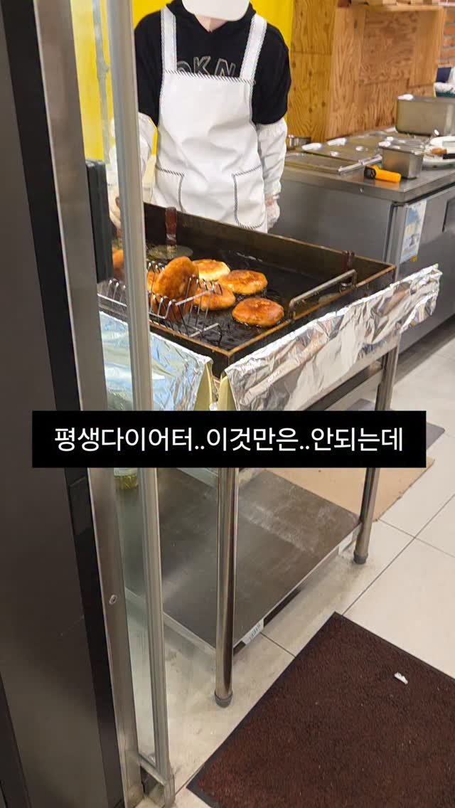 __fitnana 게시물 이미지: 그래도 웃으면서 줄서고 있는 나..
맛있게 먹으면 0칼로리..그거 뻥이다!