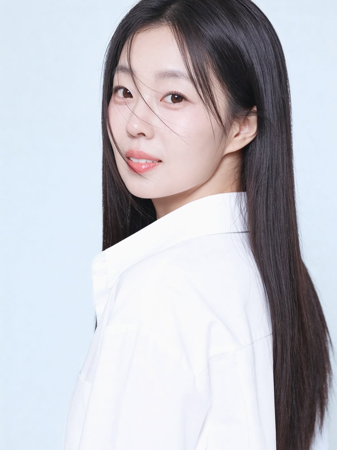 Photo by 글램 | 뷰티 헬시 라이프그래머 on February 15, 2026. May be an image of one or more people, braids, makeup, top and text.