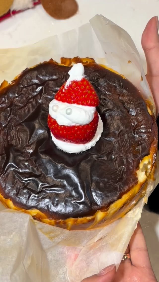 __glamweare 게시물 이미지: 아니 해마다 크리스마스 케이크 값은
왜 이렇게 비싸지는 거예요?

뭐 좀 예뻐서...