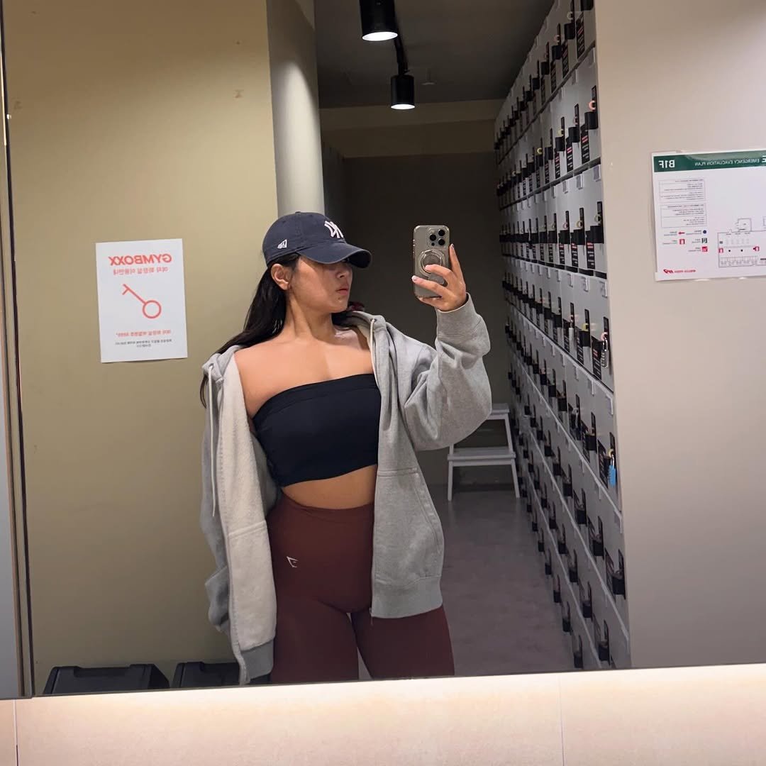 Photo by 우니 woony on October 02, 2025. May be a selfie of activewear, hat, sweatpants, mirror, turtleneck, top, sportswear, tights and text.