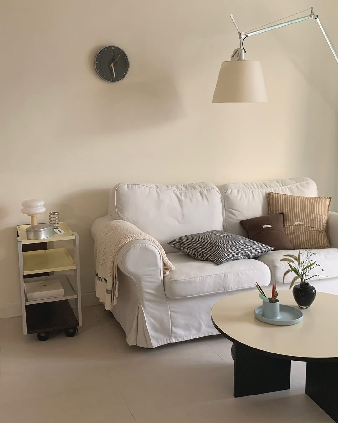 Photo shared by MIJI • 집꾸미기 • 육아일상 on September 15, 2025 tagging @fmh_official, @museumofmodernkitchen, and @moss_carpet_. May be an image of lamp, sofa, armchair, chaise lounge, living room, indoors and text.