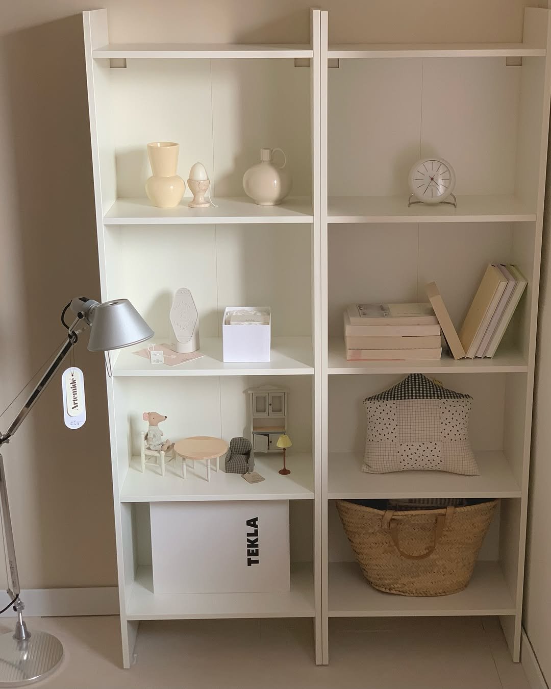 Photo by MIJI • 집꾸미기 • 육아일상 on September 29, 2025. May be an image of armoire, shelf, cabinet, desk, indoors and text.