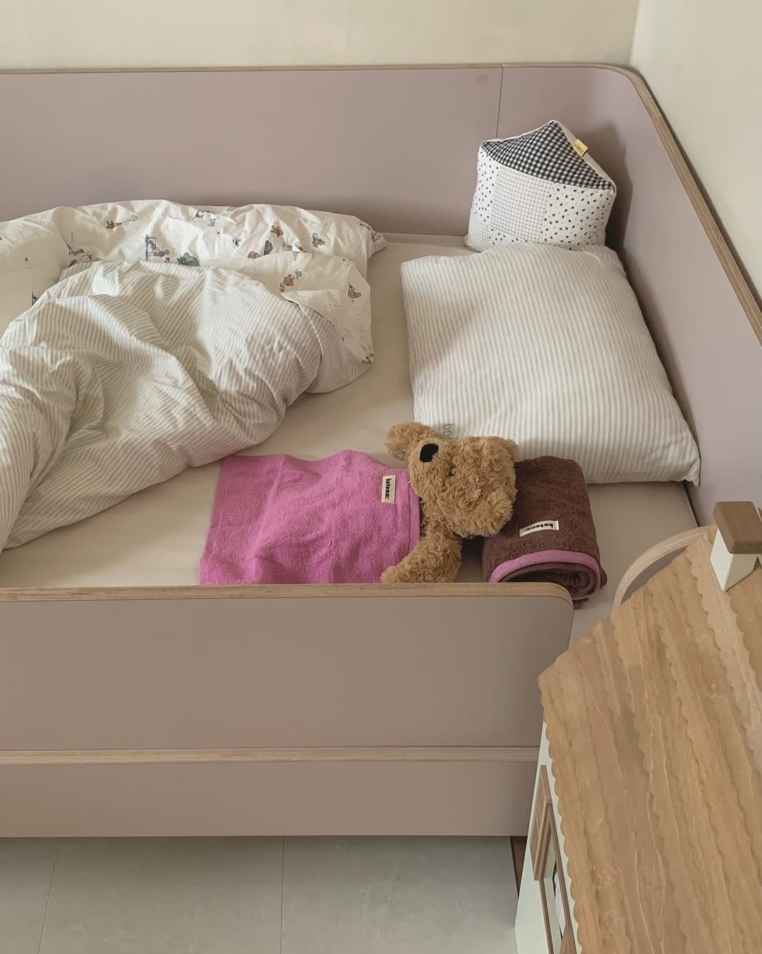 Photo shared by MIJI on November 10, 2025 tagging @kotona.at.home. May be an image of bed, bunk bed, baby bed, blanket, mattress, bedroom and text.