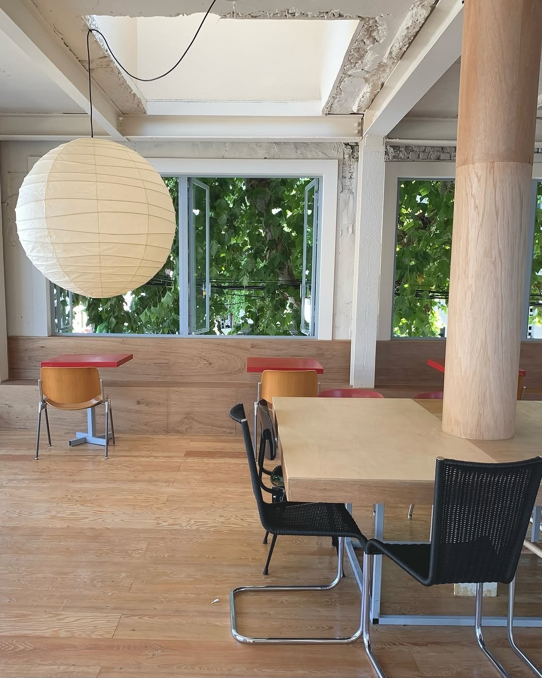 Photo by MIJI • 집꾸미기 • 육아일상 on September 27, 2025. May be an image of table, lighting, dining table, indoors and text.