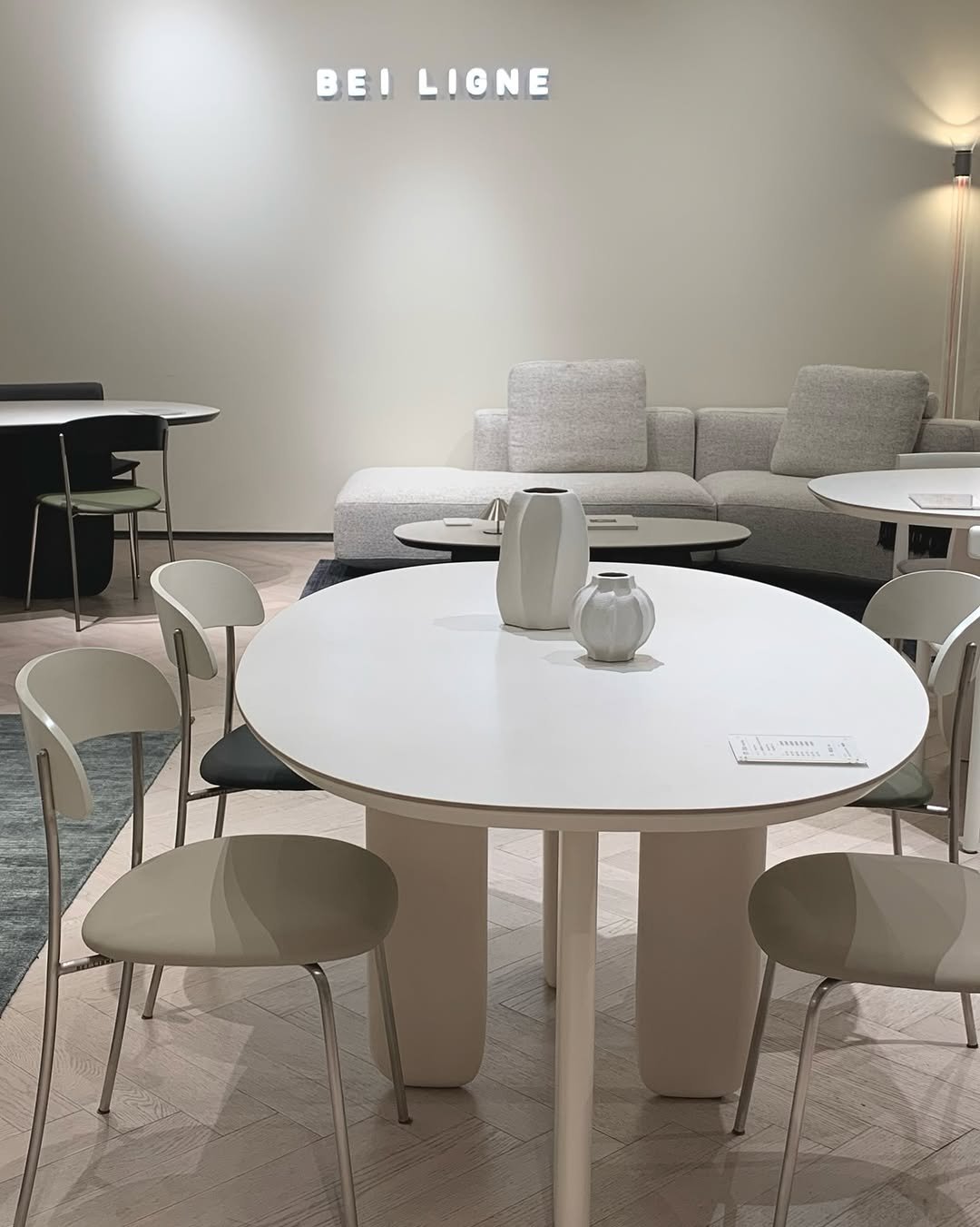 Photo shared by MIJI • 집꾸미기 • 육아일상 on September 18, 2025 tagging @beiligne. May be an image of table, lighting, dining table, indoors and text.