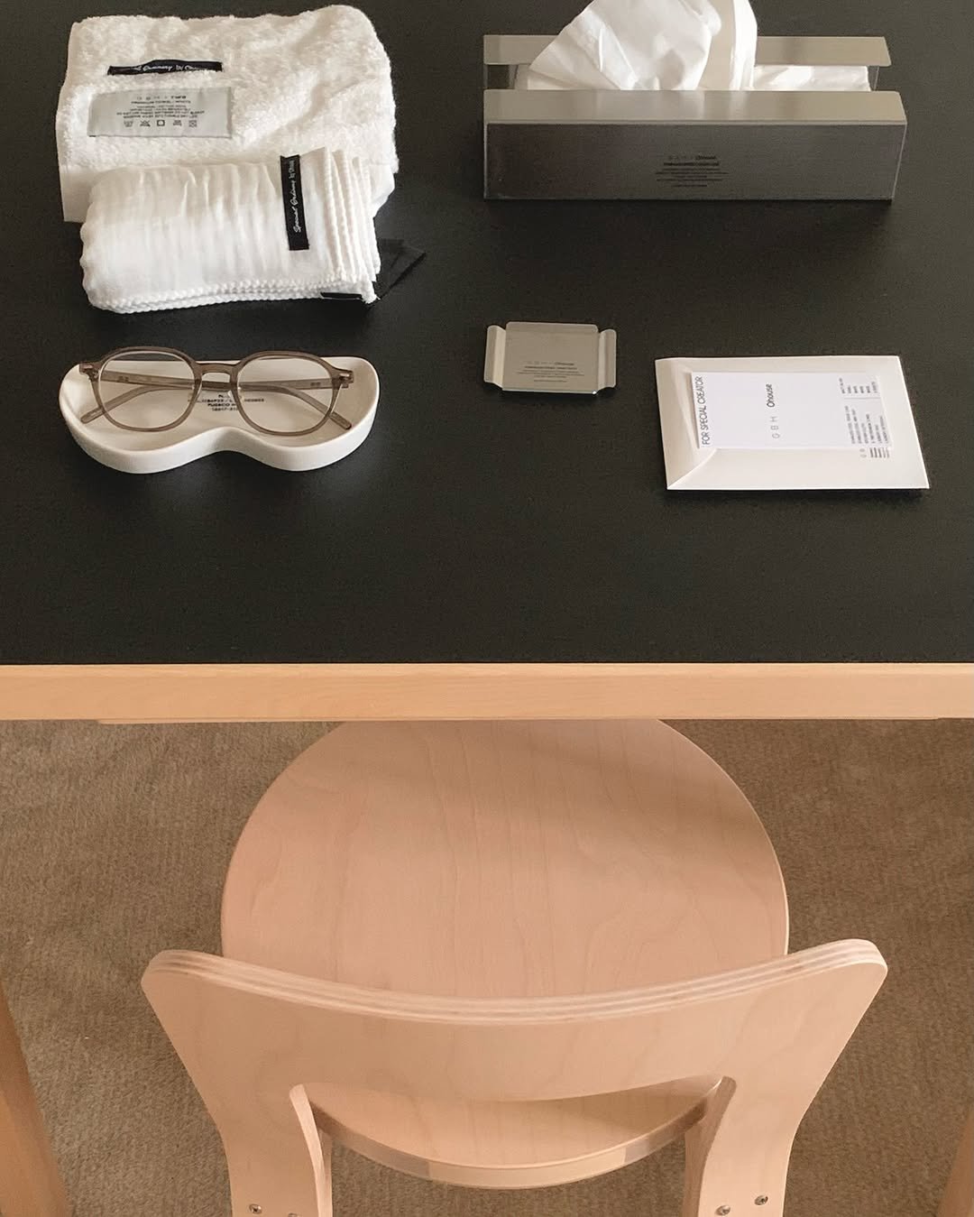 Photo shared by MIJI • 집꾸미기 • 육아일상 on September 30, 2025 tagging @todayhouse, and @gbh__official. May be an image of eyeglasses, table, napkin, desk, bureau, indoors and text.