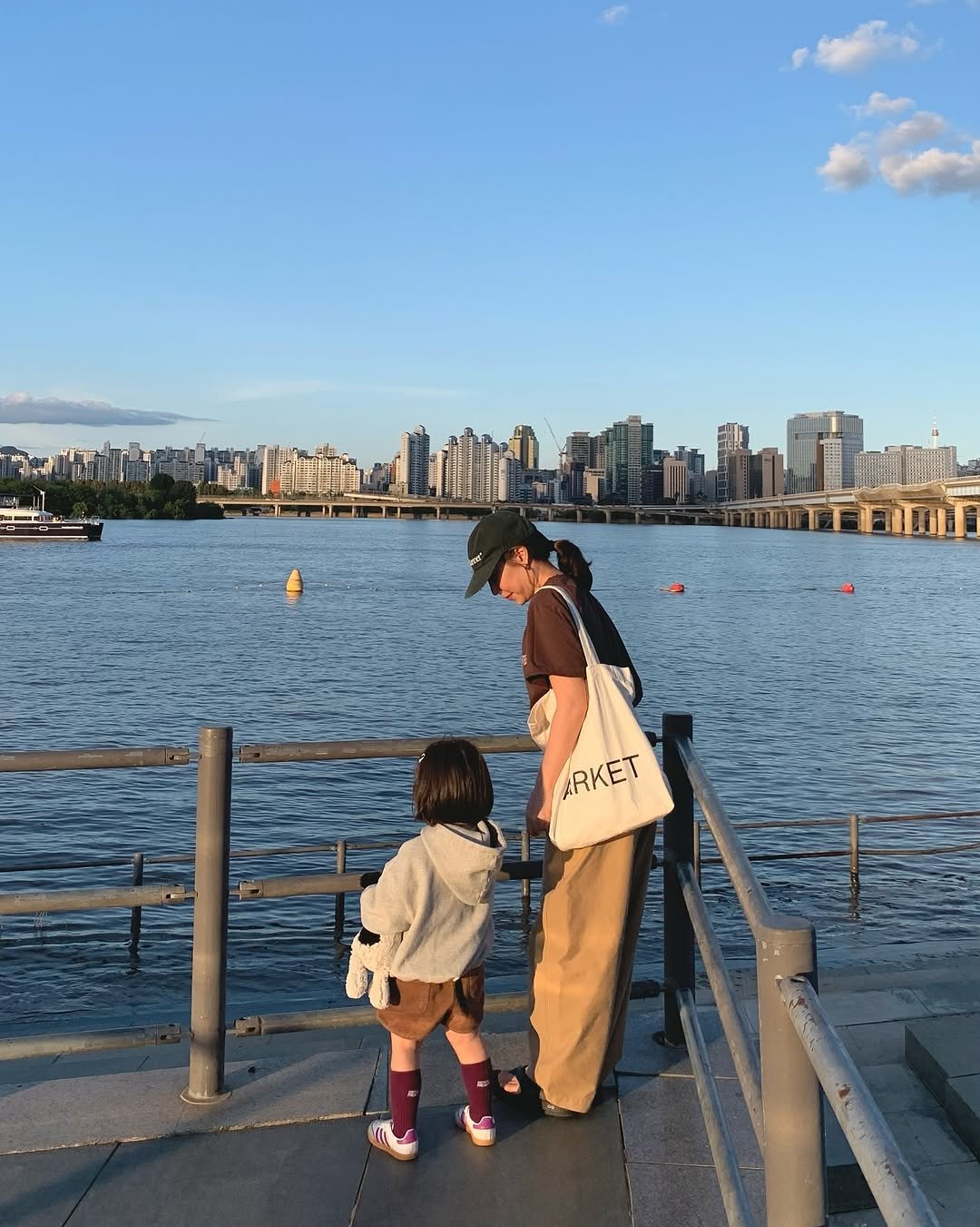 Photo by MIJI • 집꾸미기 • 육아일상 on September 25, 2025. May be an image of 3 people, child, sparrow, the CN Tower, the Queensboro Bridge and text.