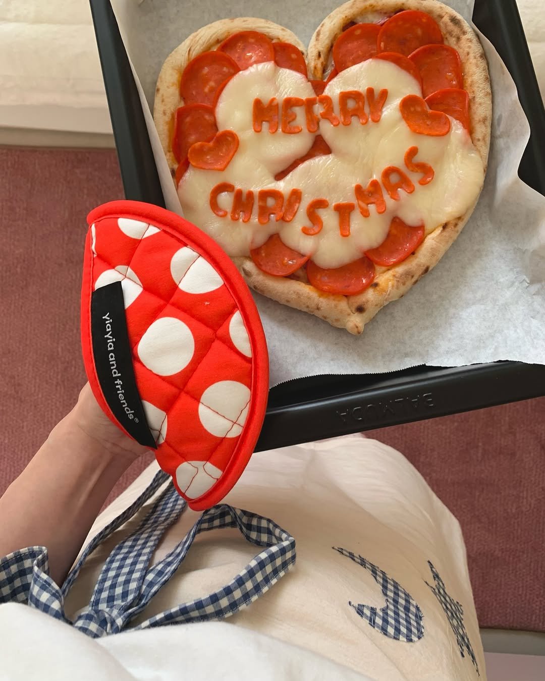 Photo shared by MIJI on December 16, 2025 tagging @fmh_official, @yiayiaandfriends_kor, and @oohlalapizza. May be an image of pizza, pie, toast, fruitcake, mozzarella and text that says 'MERRY S CHRI STHAS TMAS Yiayiaandfriends Yiayia γίαγία and friends'.