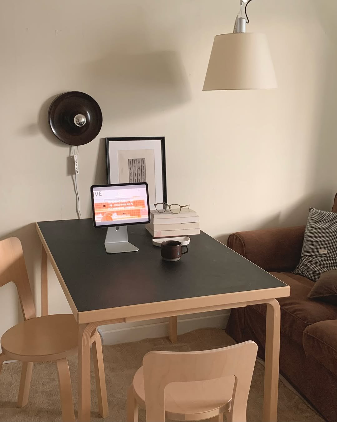 Photo shared by MIJI • 집꾸미기 • 육아일상 on September 30, 2025 tagging @todayhouse. May be an image of table, lamp, desk, indoors, office and text.