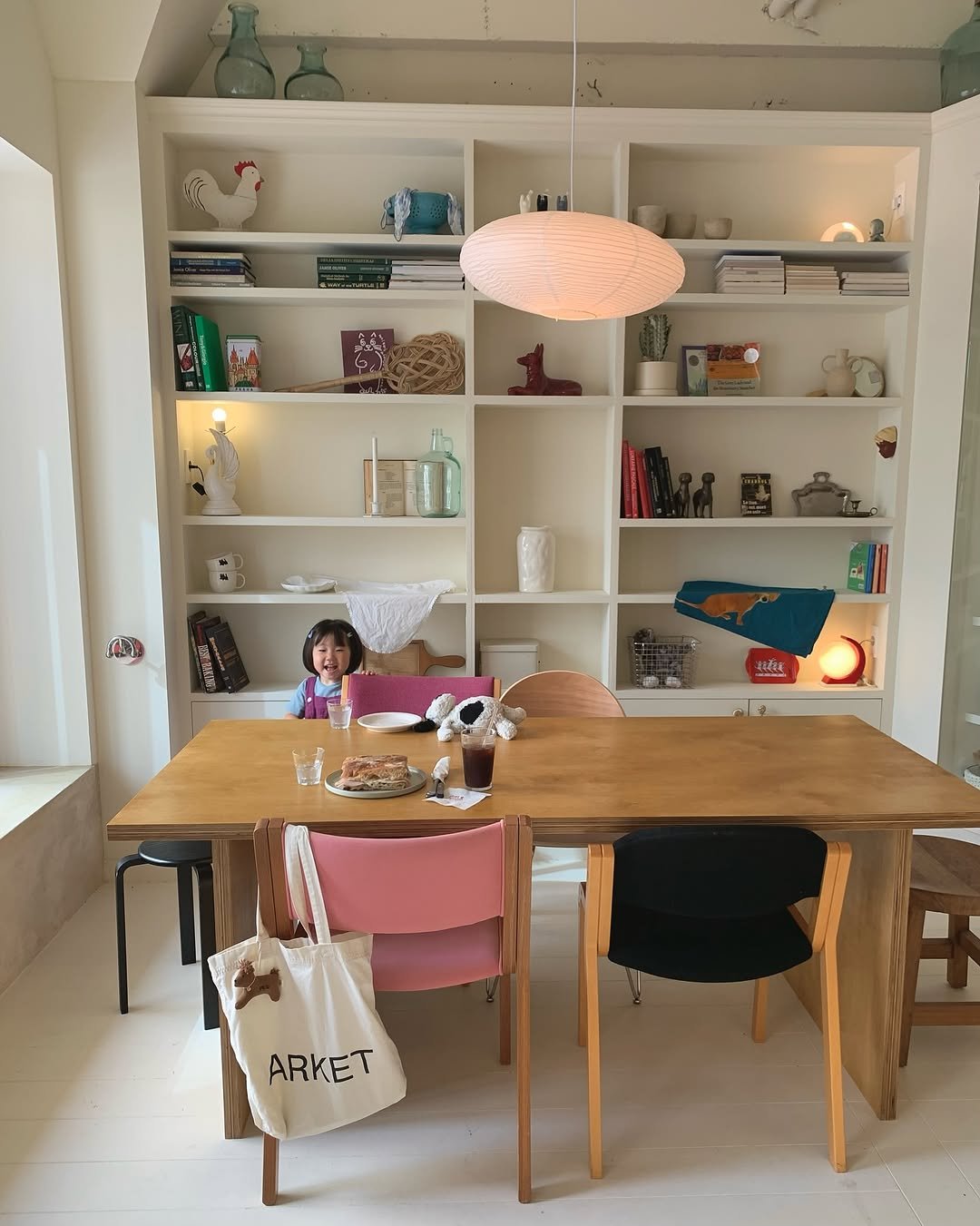 Photo by MIJI • 집꾸미기 • 육아일상 on September 18, 2025. May be an image of 1 person, table, dining table, desk, cornflower, indoors and text that says '-국 TIE ARKET'.