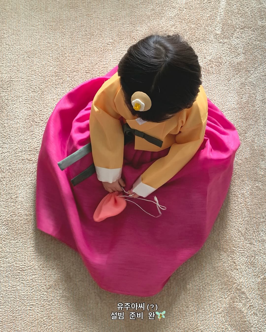 Photo by MIJI on February 02, 2026. May be an anime-style image of sword, costume and text that says '유주아씨 (?) 설빙 준비 완'.