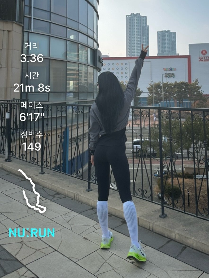 Photo shared by 염민경 on February 10, 2026 tagging @nurun.sports. May be an image of outdoors and text that says '거리 3.36 시간 21m 8s LOTT 十等电5 페이스 6'17" 심박수 149 NU NU:RUN'.