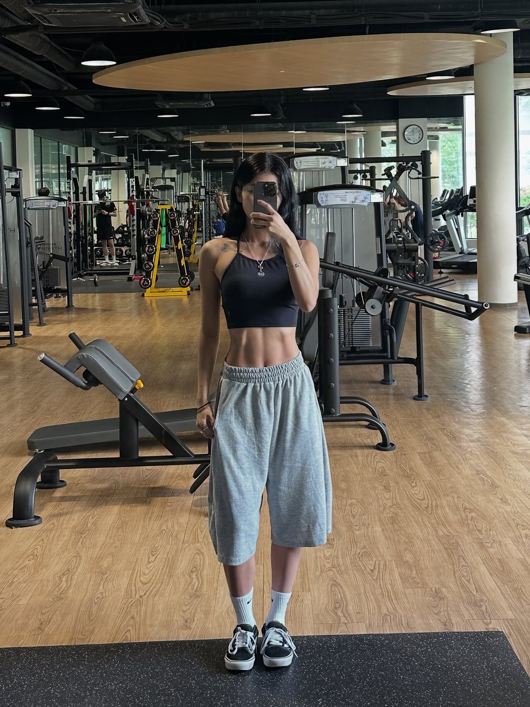 Photo by 염민경 on September 26, 2025. May be an image of 2 people, biceps, activewear, sweatpants, treadmill, sportswear and text.