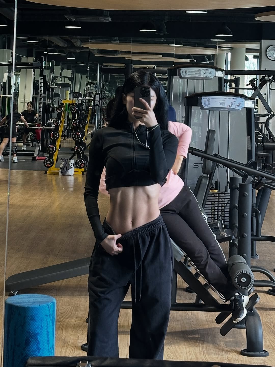 Photo by 염민경 on November 05, 2025. May be an image of one or more people, people bodybuilding, activewear, sweatpants and text.