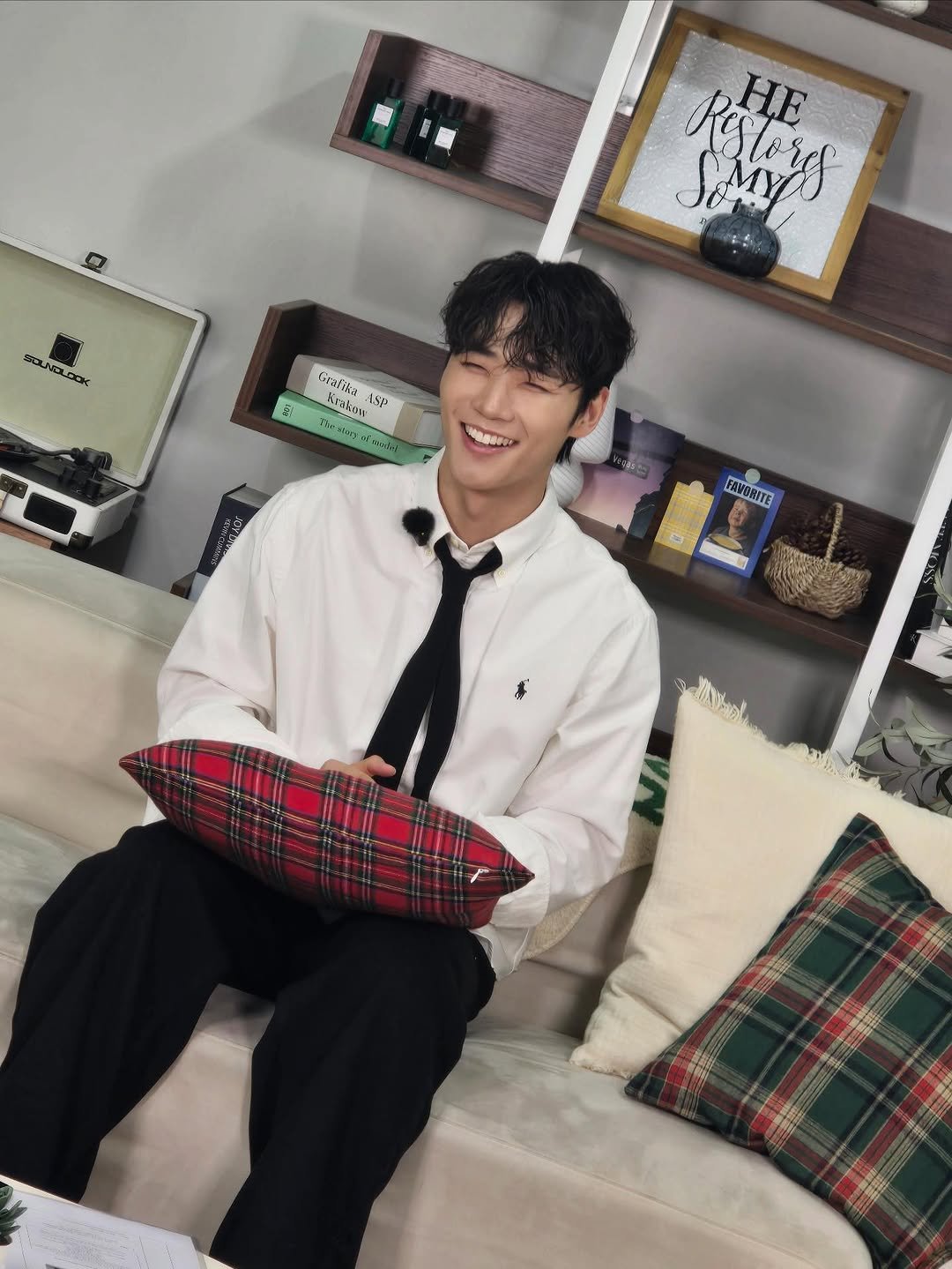 Photo by 이민재 on January 02, 2026. May be an image of bolo tie.