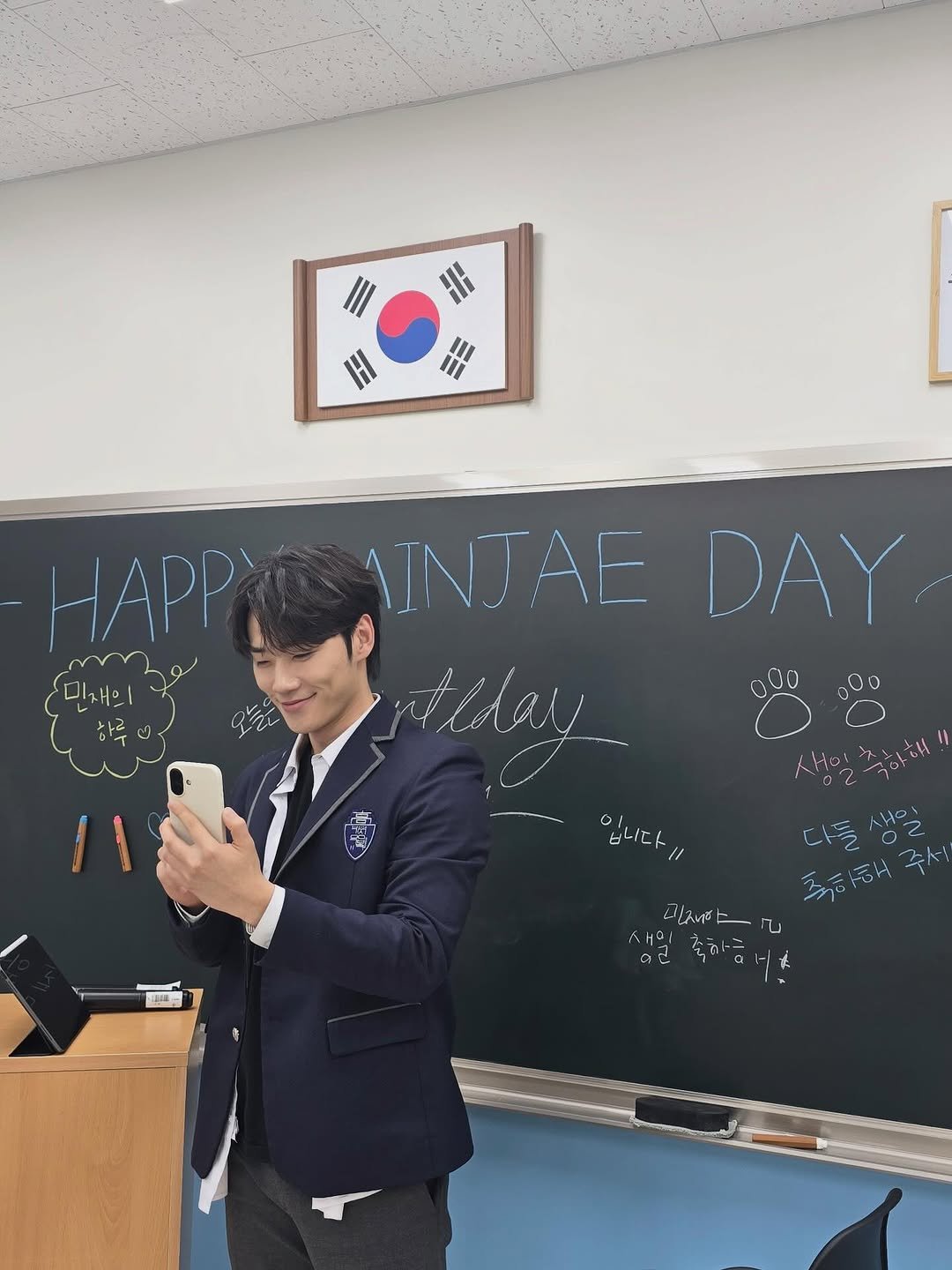 Photo by 이민재 on January 21, 2026. May be an image of ‎suit and ‎text that says '‎M اك HAPP φΟυ INJAE DAY rleday 000 니니다 입니다! 남니 KHO! 국아해 LIB- 민내하 -ሚአ ايااة 출하는 aC נד #‎'‎‎.