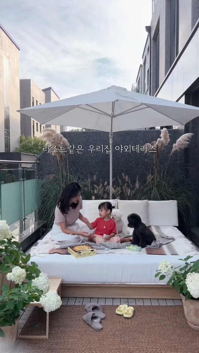 __missmom 게시물 이미지: _ 햇살 좋은 날,
아이와 강아지가 마음껏 뛰어노는 테라스 💛

하지만 매번 신경...