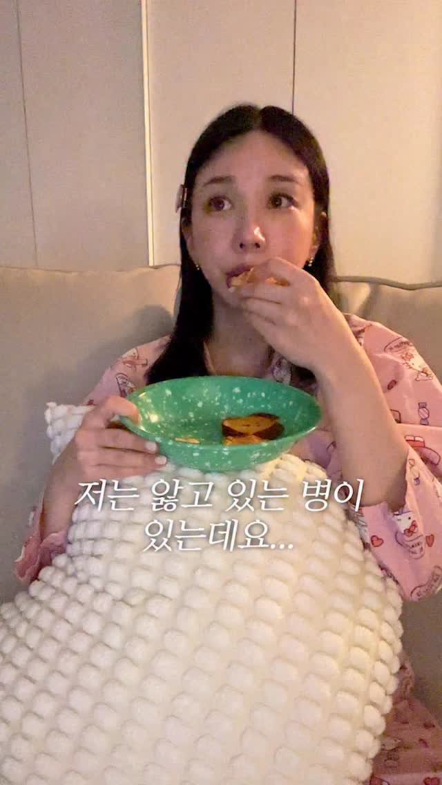 __misulin 게시물 이미지: 저같은 병 앓고 계신분, 손한번 들어주세요? 😭

진짜 넷플보면서 뭐 안먹는거...