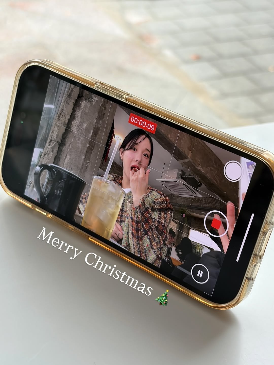 Photo by 미슐린ㅣ다이어트 ⋆ 뷰티 on December 24, 2025. May be a selfie of phone, tablet and text.