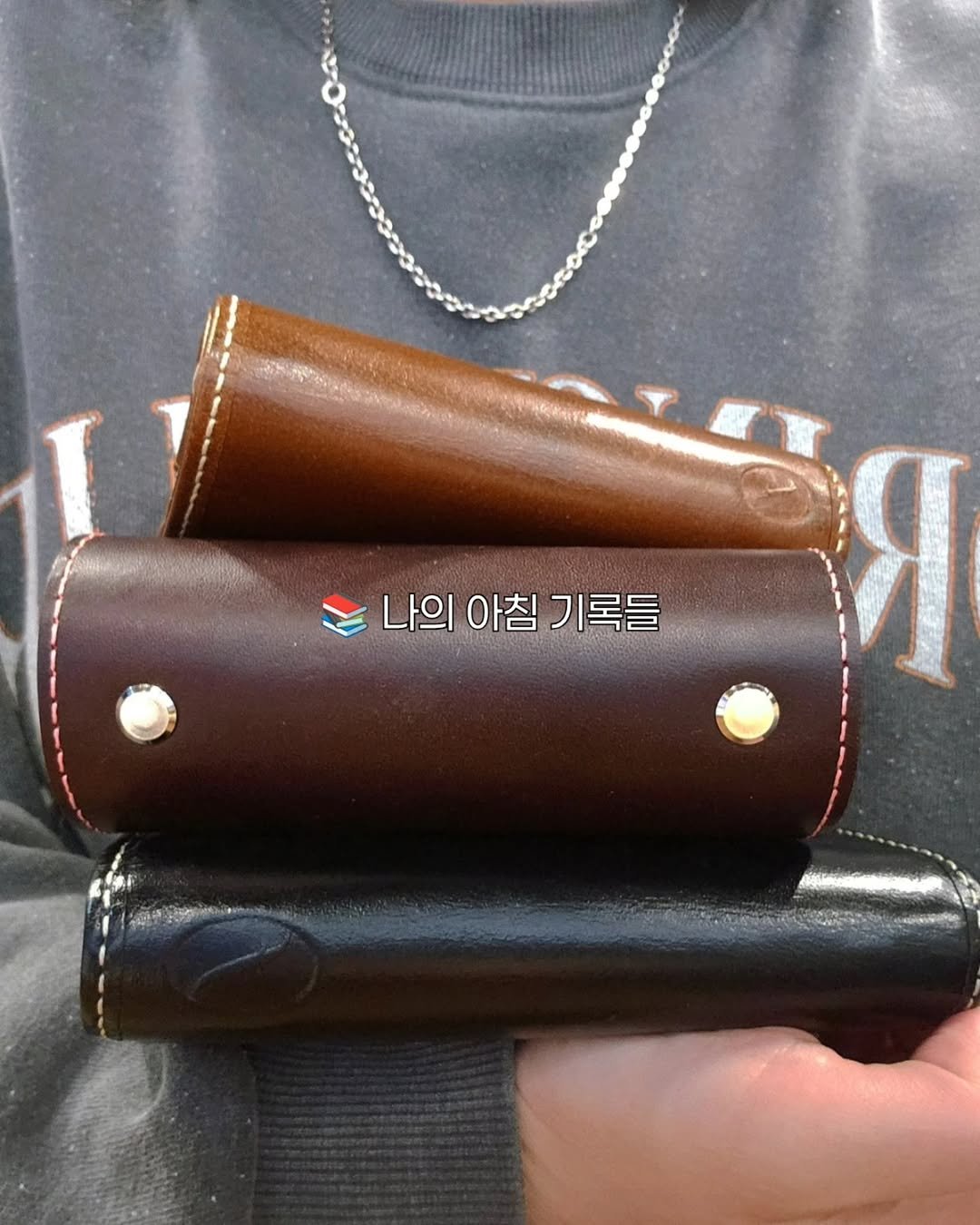 Photo shared by 지금모혬 | 직장인 • 루틴 • 영어공부 on February 05, 2026 tagging @filofaxkorea, and @parslllley. May be an image of leather, saddle-stitched leather, lighter, diary, leather wallet, cigarette case, wallet, binder, pencil case, flask and text that says '나의아침기록들 나의 아침 기록들 R'.