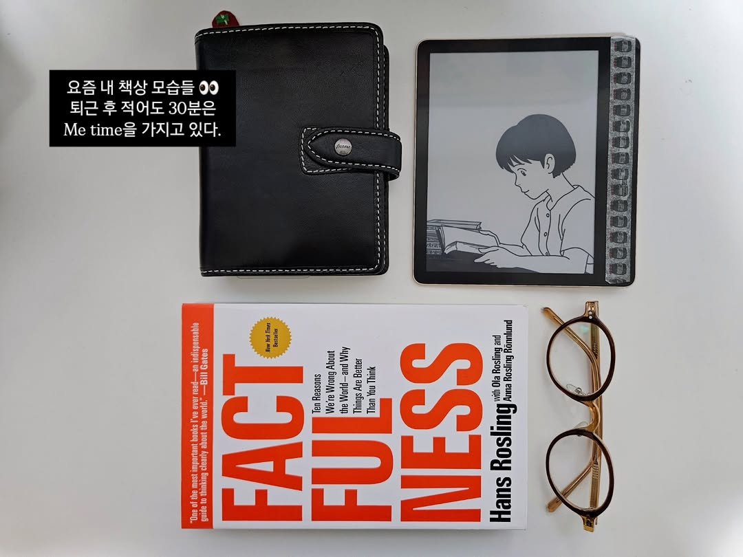 Photo shared by 지금모혬 | 직장인 • 루틴 • 영어공부 on October 29, 2025 tagging @filofaxkorea, and @moaan_ebook. May be an image of saddle-stitched leather, diary, leather wallet, wallet, binder, pencil case, book, pouch and text.