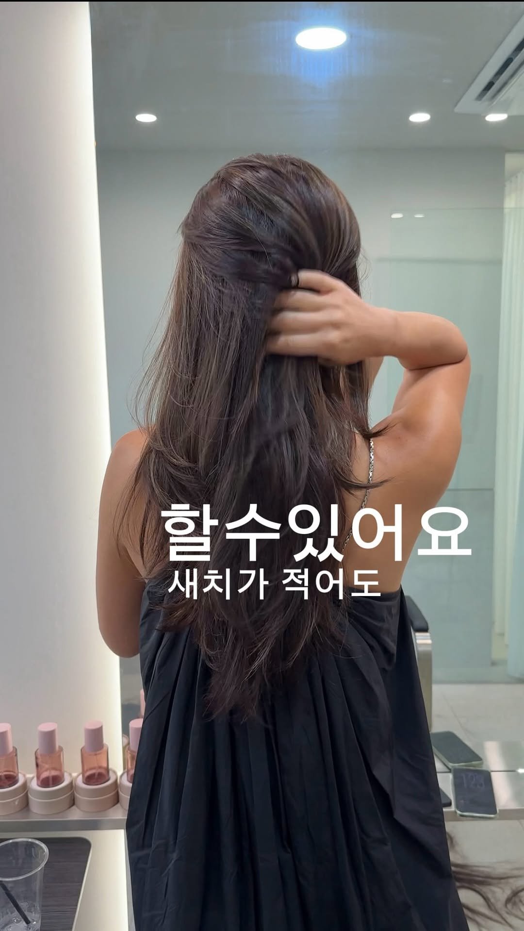 __moonhyewon 게시물 이미지: 새치가 적어도 예쁜
시그니처 새치솜브레🫶

고객님 뒷모습 너무 멋쪄요..🤍