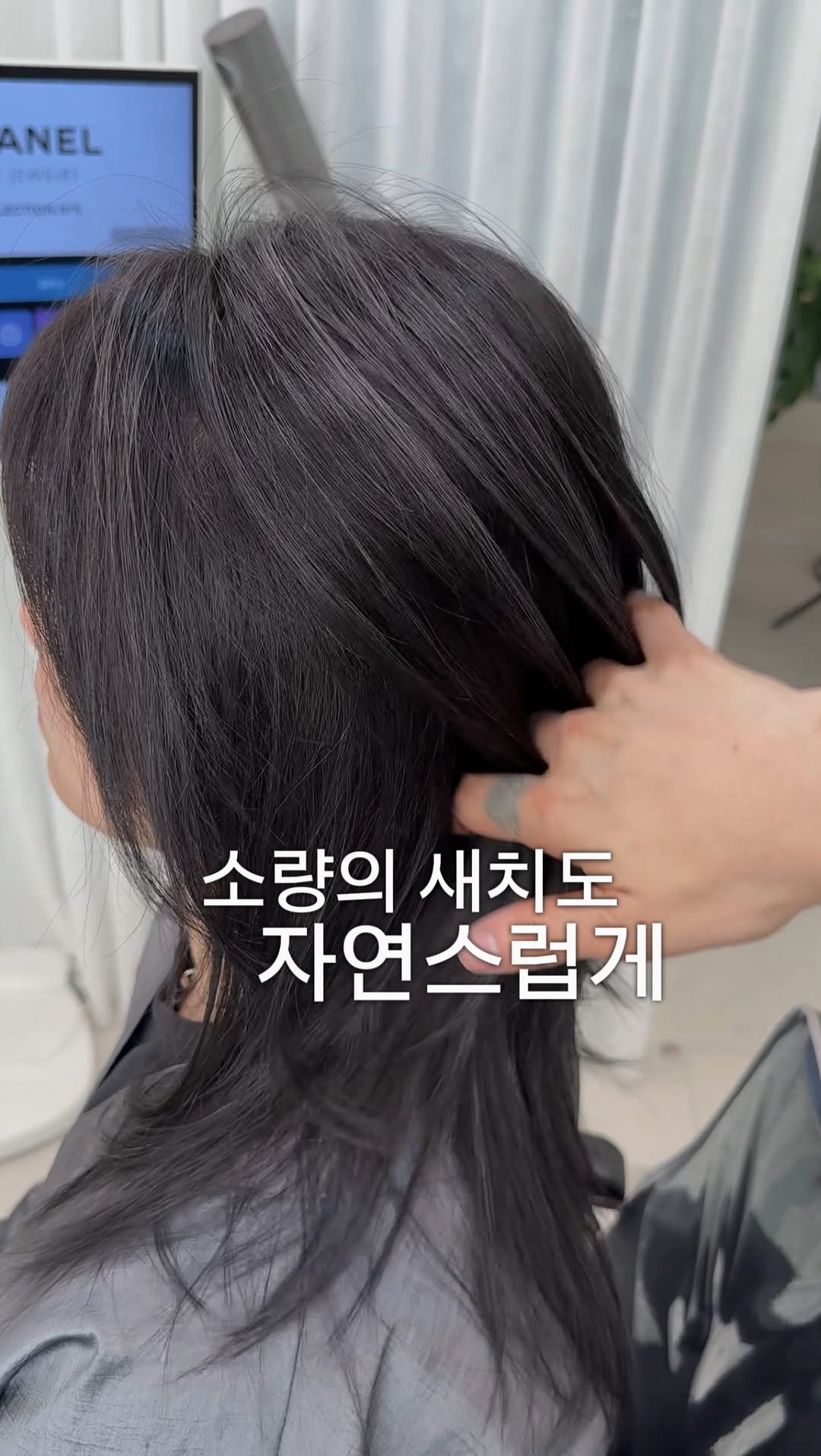 __moonhyewon 게시물 이미지: 새치를 가리는 염색이 아닌 디자인하는 염색🤍

새치가 적은 분들은 새치 솜브레를...