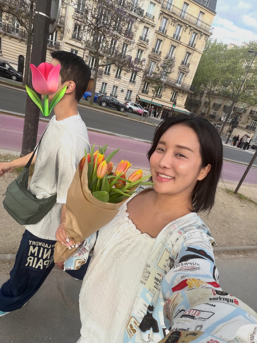 Photo by 랄랄 on April 18, 2026. May be an image of one or more people, prairie gentian, white lily, the Arc de Triomphe and text.