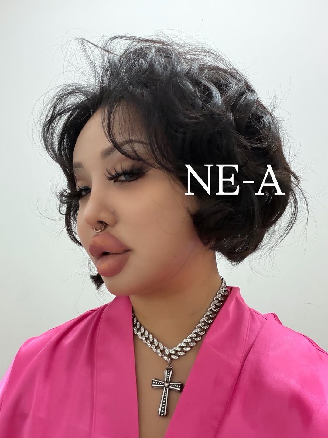 Photo by 랄랄 on April 20, 2026. May be an image of one or more people, hair and text that says 'ΝΕ-Α -A 4 9 た N .+..'.