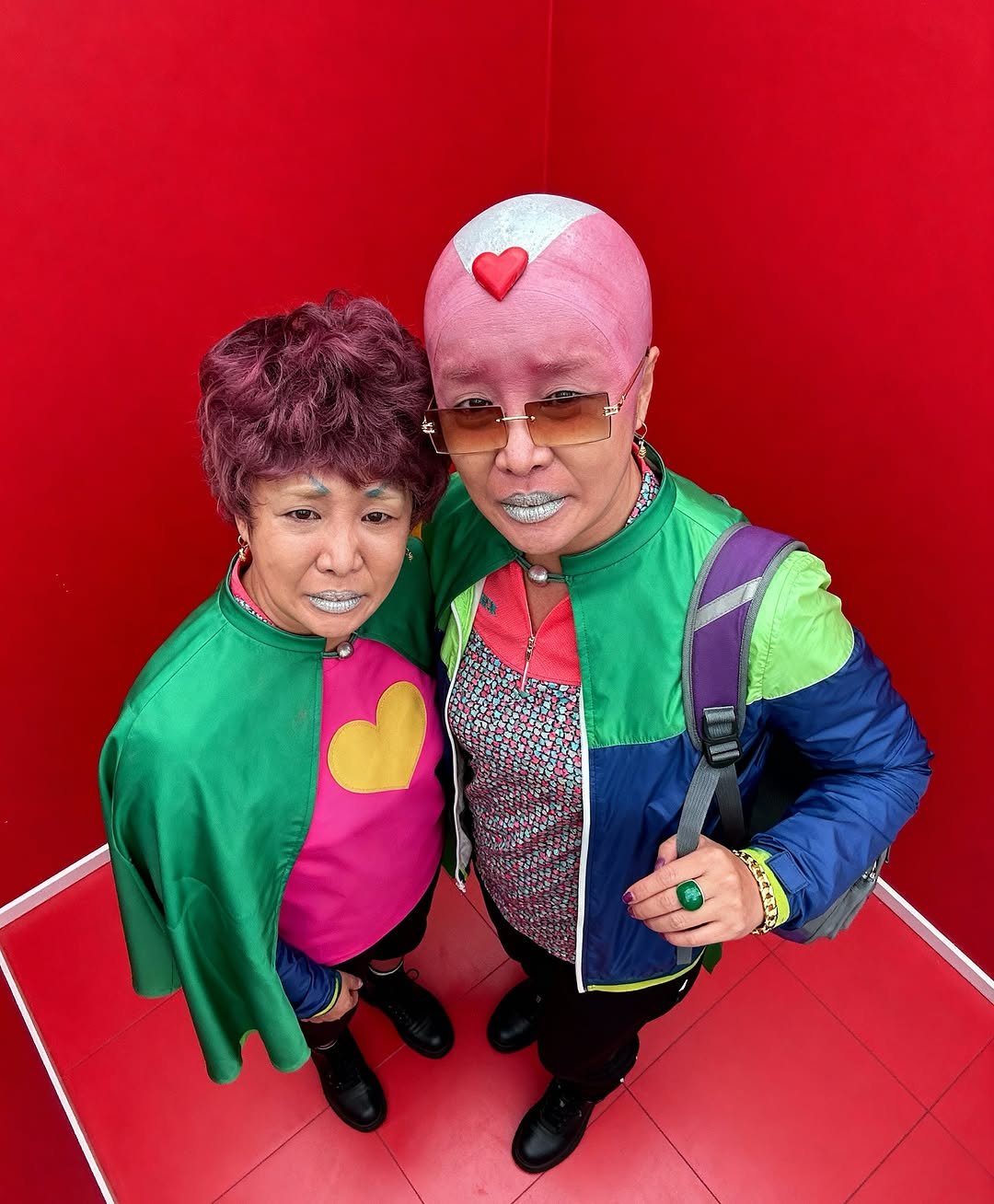 Photo by 랄랄 on September 26, 2025. May be pop art of 2 people, heart, turtleneck, beret and text.