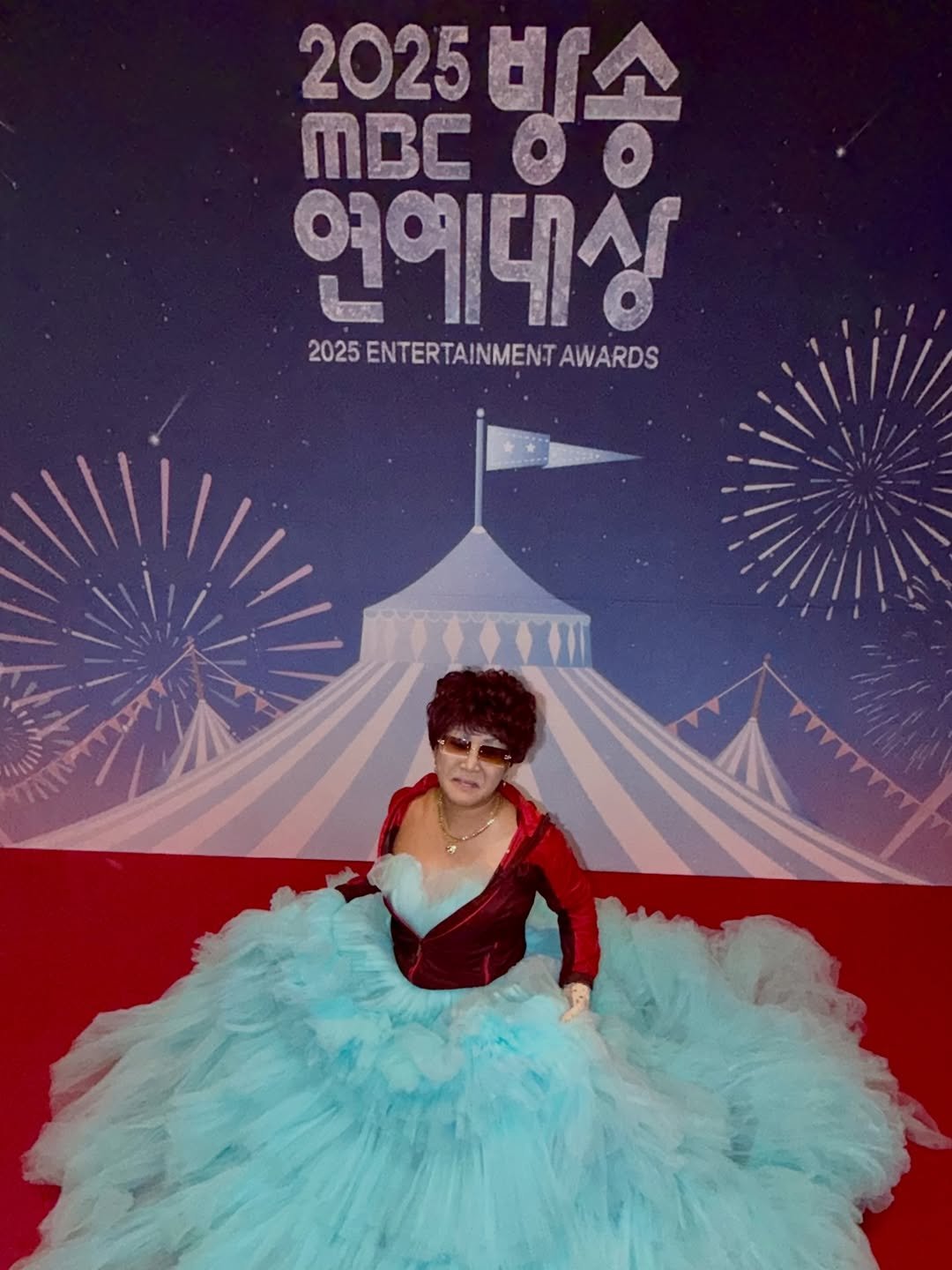 Photo by 랄랄 on December 29, 2025. May be an image of gown and text that says '2025日 ስስዲ 2025 ጠር 언예대싱 2025 ENTERTAINMENT 2025ENTERTAINMENTAWARDS AWARDS'.