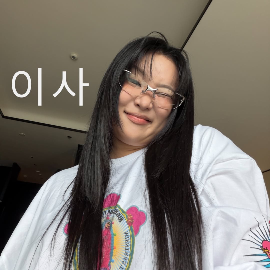 Photo by 랄랄 on February 18, 2026. May be a selfie of one or more people, bangs, top and text that says '이 이사 사 raRTиHи'.