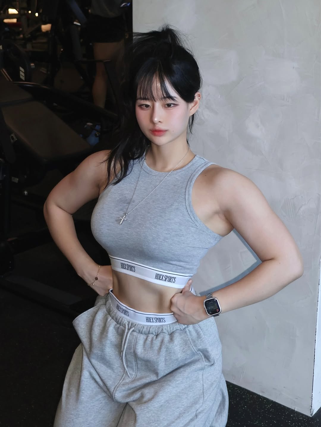 Photo shared by 다슬 on September 23, 2025 tagging @hdex__official, and @hdex_women. May be an image of 1 person, biceps, body building, activewear, sweatpants, sportswear and text.
