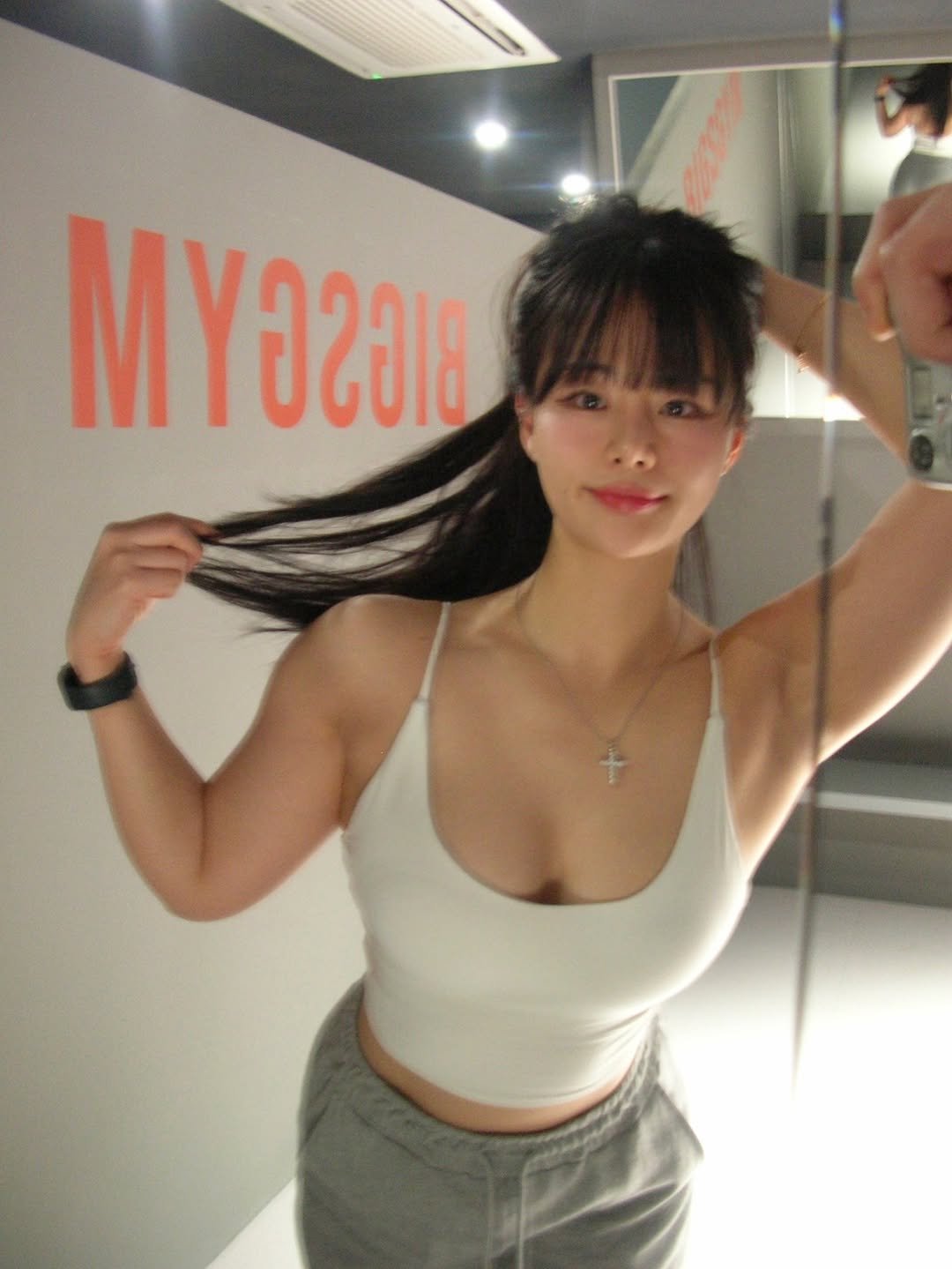 Photo shared by 다슬 on August 14, 2025 tagging @hdex__official, and @hdex_women. May be a selfie of 1 person, bangs, biceps, sportswear and text.