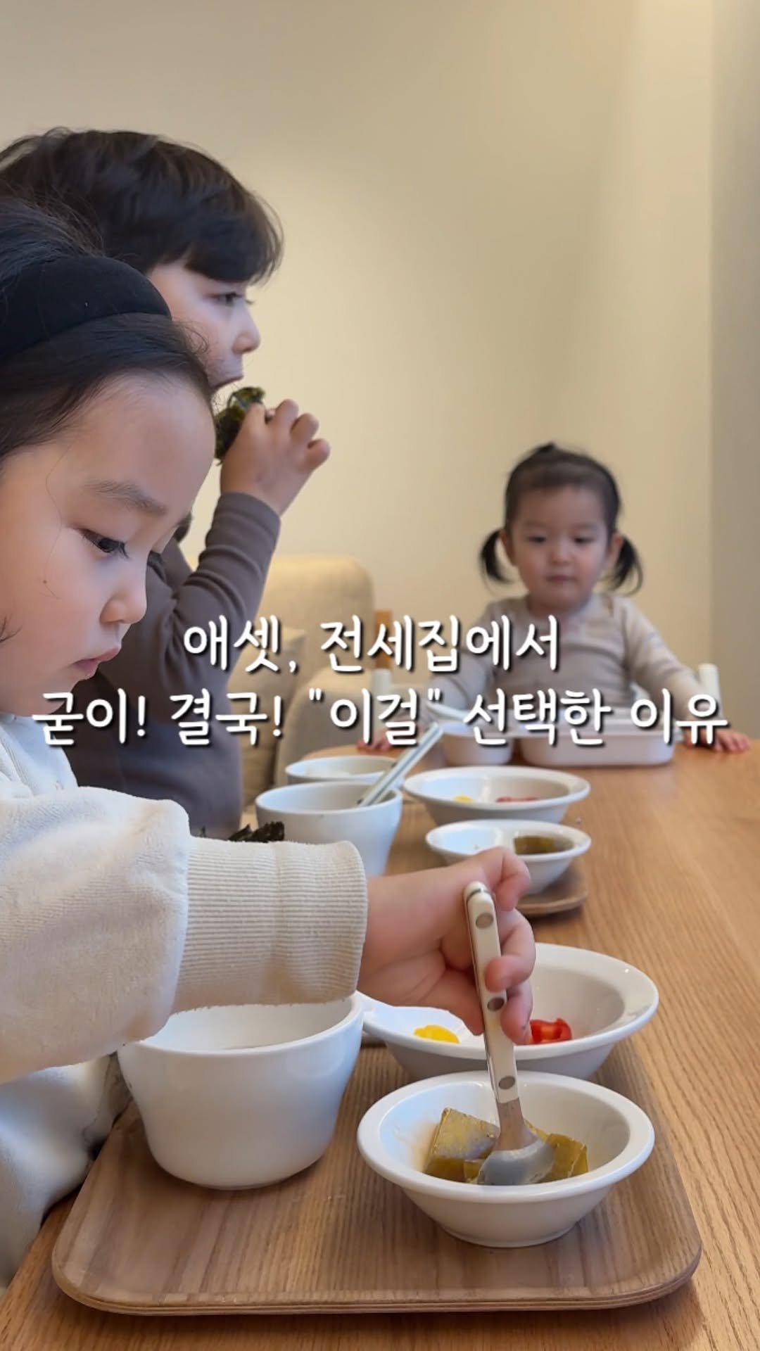 __simplyhome 게시물 이미지: 식탁 어디 거예요???
거실 테이블, 침대… 도대체 어디...