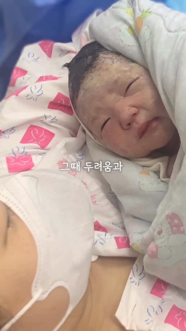__simplyhome 게시물 이미지: 첫째는 제왕절개,
둘째는 브이백으로 태어난 우리 하루.
벌써 네살이라니… 시간 참...